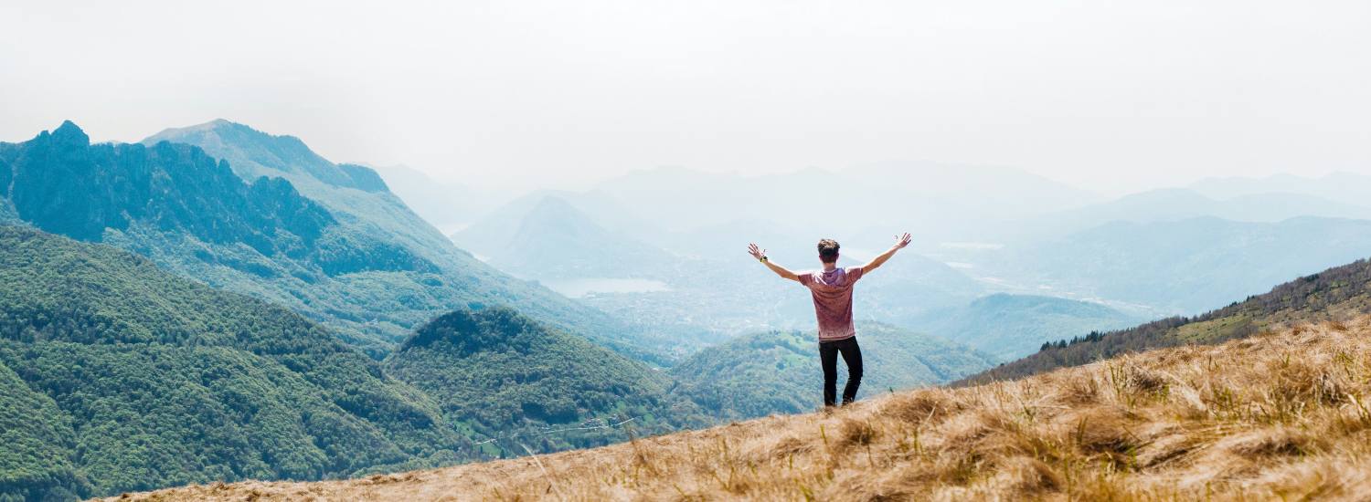 瑞士山顶上的男人